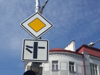 Чехия 2014. Знак-иероглиф и автомобильный светофор с секцией с человеком